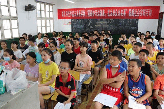 7月17日,实践团队到厦铺小学开展实践活动